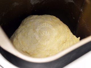 6、面包机揉面就可以的奶酪面包,混合好的5⃣️倒入面包机,开启和面功能。到图片这种程度就可以,不需要完全和匀。