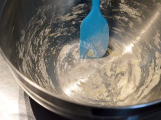 7、面包机揉面就可以的奶酪面包,像面粉盆里的这种干掉的材料就不要刮下来了。不可以再加进面团。会影响面包组织。