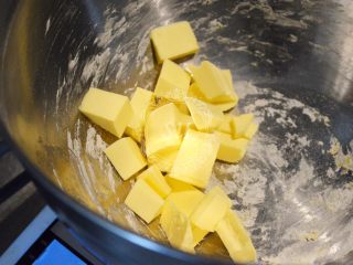 8、面包机揉面就可以的奶酪面包,黄油切成小块提前软化