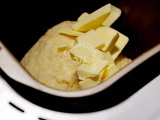 9、面包机揉面就可以的奶酪面包,加入我们刚才的步骤6⃣️。继续开启揉面功能。大概15分钟左右。揉面全过程请保持面包机盖子打开。机器工作过程中会产热影响酵母的发酵和活性