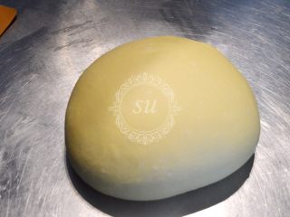 12、面包机揉面就可以的奶酪面包,面团取出收圆收紧