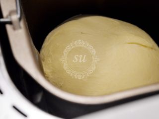 10、面包机揉面就可以的奶酪面包,揉至如图状态。面团光滑不粘手即可