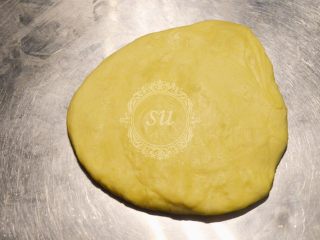 14、面包机揉面就可以的奶酪面包,面团按自己需要分割,然后排气。翻面收圆之后放入模具,继续加盖保鲜膜发酵