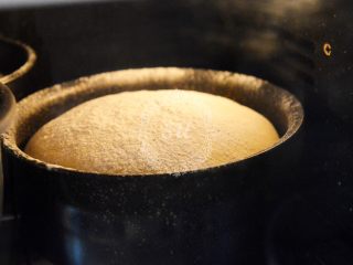 17、面包机揉面就可以的奶酪面包,大烤箱放在中层,小烤箱中下层。转180摄氏度烤20分钟左右。以面包表面上色状态为准