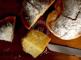 18、面包机揉面就可以的奶酪面包,出炉脱模晾凉后切块。中间再划两个比较深的口,小心不要切断。