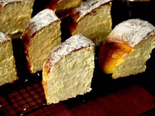 19、面包机揉面就可以的奶酪面包,奶油奶酪提前切小块软化。奶酪馅部分的材料混合打至顺滑状态就可以了。我们割开的部分填满馅,两面也用奶酪抹平