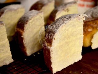 20、面包机揉面就可以的奶酪面包,两个侧面均匀裹上面粉之后,稍微冷藏一小会就可以吃咯。如果需要保存请用密封袋装好,冷藏。不要一次做太多,吃的了多少做多少就好了。