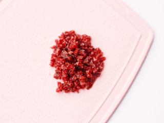 2、奶香蔓越莓米粉球,蔓越莓切碎末。