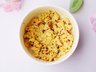 7、奶香蔓越莓米粉球,搅拌至粘稠。