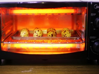 8、奶香蔓越莓米粉球,放入预热好的烤箱，180℃烤10分钟即可。