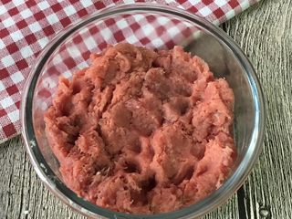 3、香煎牛肉排,放到搅拌机搅拌成泥。