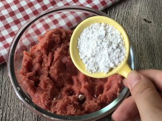 5、香煎牛肉排,加入淀粉，搅拌均匀