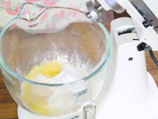 1、火腿芝士面包,面粉倒入厨师机，加入糖、盐，即溶酵母（注意不要碰到盐）、鸡蛋，边低速搅拌，边倒入水