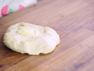 3、火腿芝士面包,揉至光滑后，加入1/3，继续揉搓，直至剩下的1/3也揉完，面团光滑