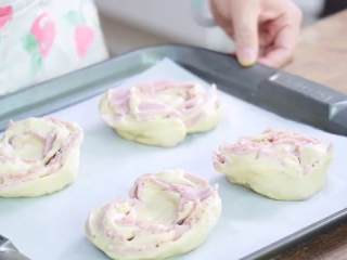 9、火腿芝士面包,将两端合在一块儿，用刀切一半，展开