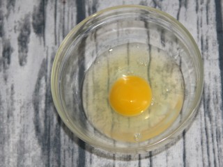 4、香蕉土司卷,鸡蛋打入碗中