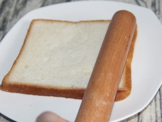 7、香蕉土司卷,把土司片用擀面杖擀一擀，这样卷起来的时候不容易断裂