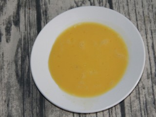 12、香蕉土司卷,把鸡蛋液倒入一个盘中