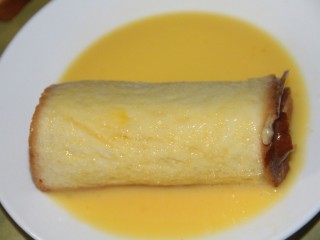 13、香蕉土司卷,把吐司卷滚一圈，沾上蛋液