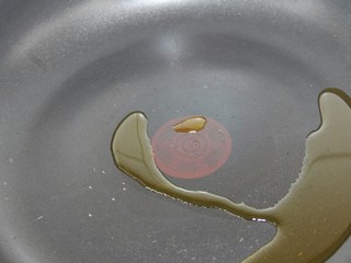 15、香蕉土司卷,平底锅内热油