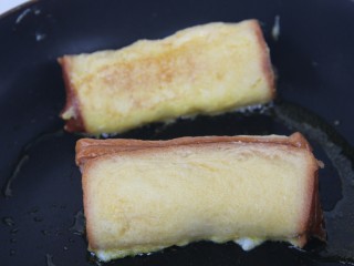 16、香蕉土司卷,把吐司卷放入煎至金黄即可