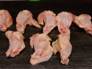 1、棒槌小鸡腿????,准备8个鸡翅 洗干净