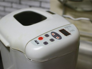 2、甜甜圈,启动面包机发面团功能，发酵到原面团二倍大，需要2小时