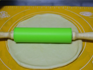 3、甜甜圈,取出来，擀成1厘米的面片