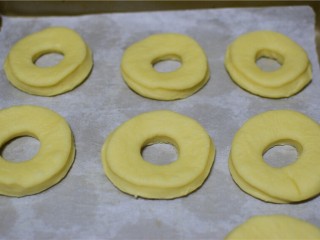6、甜甜圈,放入烤盘