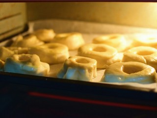 9、甜甜圈,烤箱170度，烤16分钟左右