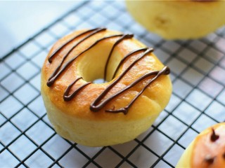 13、甜甜圈,可以将融化的巧克力装裱花袋，挤在甜甜圈上