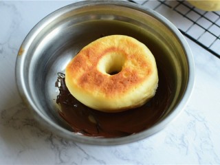 14、甜甜圈,也可以将甜甜圈放巧克力中蘸满巧克力