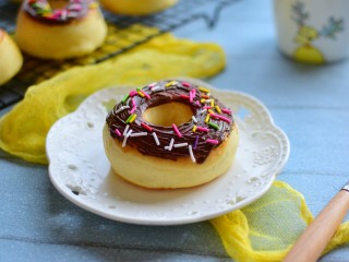 15、甜甜圈,再撒上彩糖