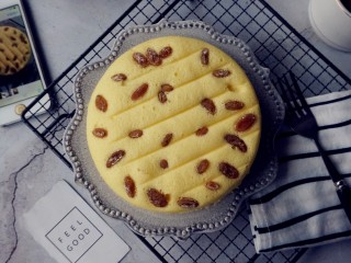 14、电饭锅戚风蛋糕,吃不完的蛋糕,可以放入冰箱密封冷藏保存,吃的时候再隔水加热