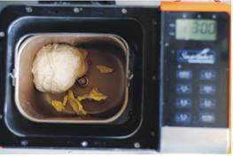 2、毛毛虫面包,启动和面程序，1个和面程序结束后加黄油；