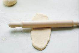 7、毛毛虫面包,将面团先略微擀成椭圆形；