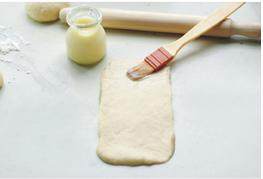 9、毛毛虫面包,在上端1/3处抹上一层沙拉酱；