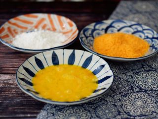4、黄金猪排,鸡蛋打散,淀粉和面包糠倒入盘中备用
