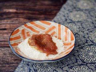 5、黄金猪排,把腌制好的里脊肉从冰箱取出,先在淀粉中均匀的沾上一层薄薄的淀粉