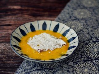 6、黄金猪排,再放入鸡蛋液中沾裹上蛋液