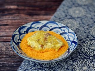 7、黄金猪排,最后放入面包糠中,使表面均匀的沾满面包糠