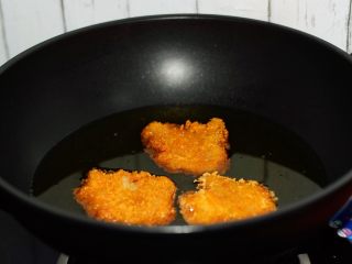 10、黄金猪排,放入里脊肉炸至淡黄色,捞出控油,