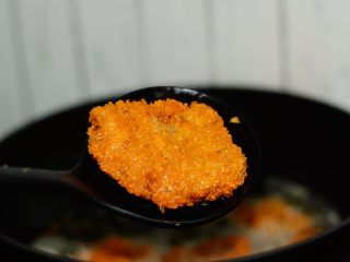 12、黄金猪排,捞出控油,再切块即可