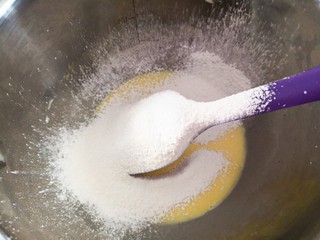 3、芒果班戟,筛入低筋面粉