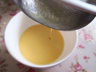 4、芒果班戟,将拌好的面糊过筛冷藏30分钟