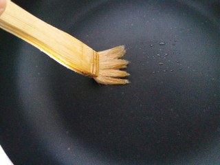 8、饺子皮版葱香酥饼,平底锅内刷油