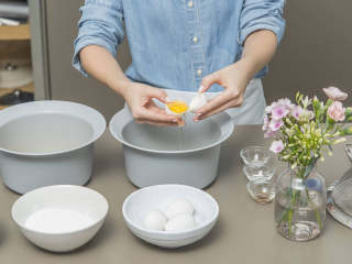 1、黑森林蛋糕,预热烤箱至190度。用油润滑脱底模，底部铺上烘培纸。制作面糊，分离鸡蛋，在立式搅拌机中加入一撮盐，搅打蛋白直到硬性发泡。