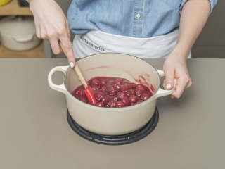 3、黑森林蛋糕,制作樱桃馅：滤干樱桃，樱桃汁收集在小汤锅中，加入柠檬汁、糖、部分淀粉和肉桂，搅拌均匀。开中火煮沸，继续煮至浓稠。关火，拌入一些樱桃白兰地和鲜樱桃。放置一旁至完全冷却。