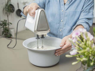 4、黑森林蛋糕,在小碗中混合糖、部分塔塔粉和部分香草糖。另取大碗，加入部分奶油，开始一边搅打一边缓缓地倒入糖混合物，直至湿性发泡。