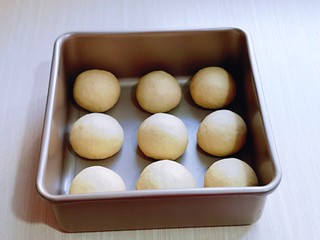 11、超级松软零失败的全麦蜜豆小餐包,依次做完，放入模具中，并间隔距离，再次送入蒸烤箱进行二次发酵。